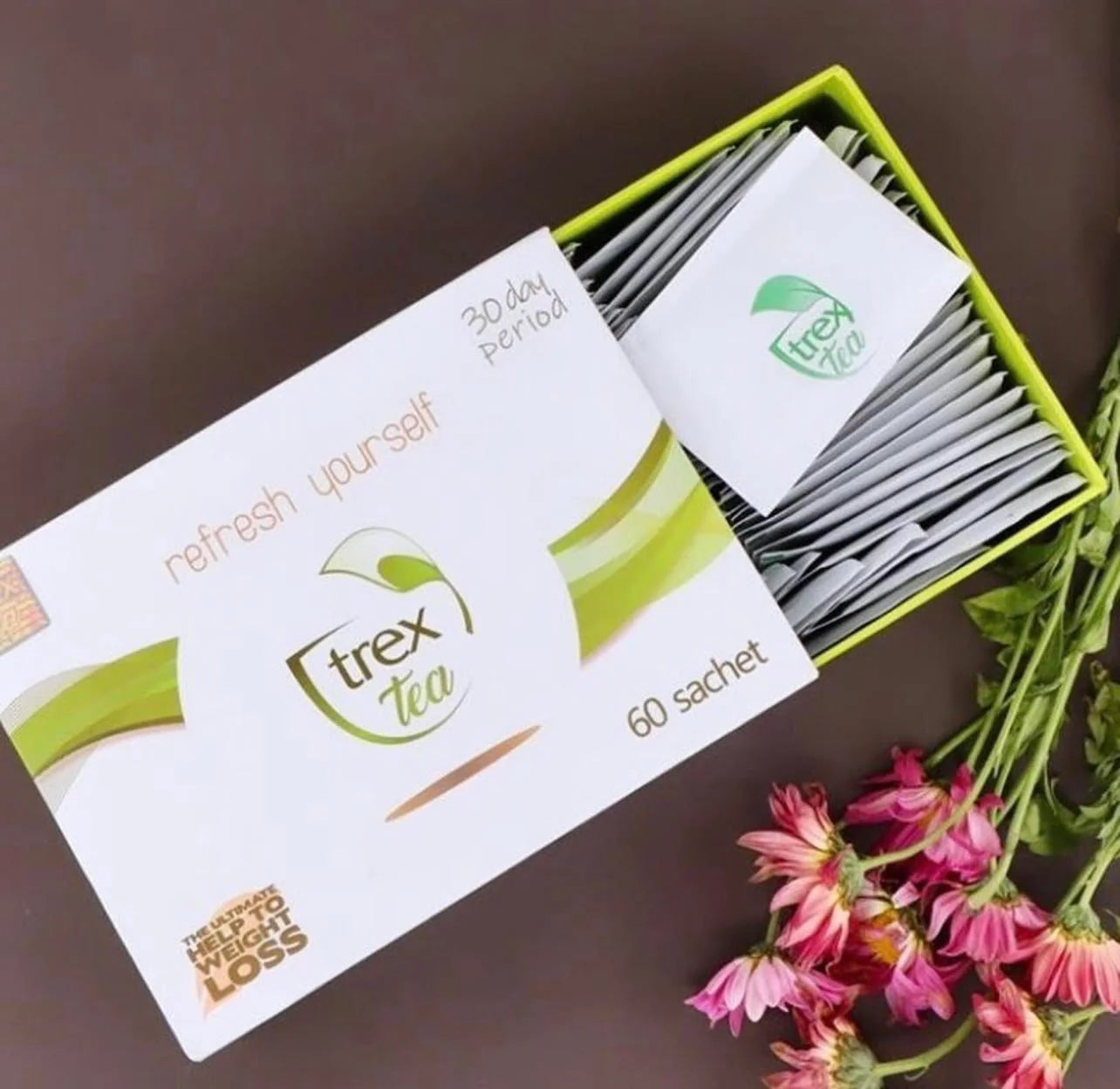 Boîte de thé Trex Tea 60 sachets ouverte avec sachets individuels et fleurs naturelles — cure détox minceur 30 jours à base de plantes.