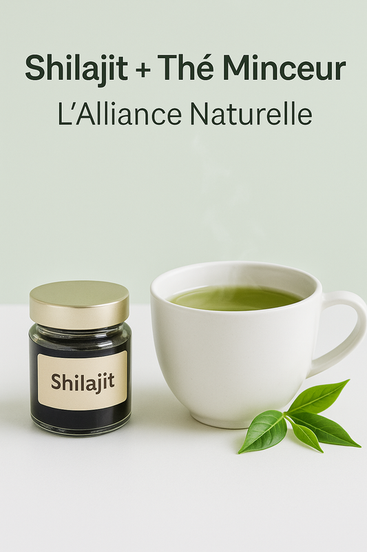 Pot de Shilajit et tasse de thé vert chaud posés sur une table blanche, symbolisant l’alliance naturelle entre le Shilajit et le thé minceur.