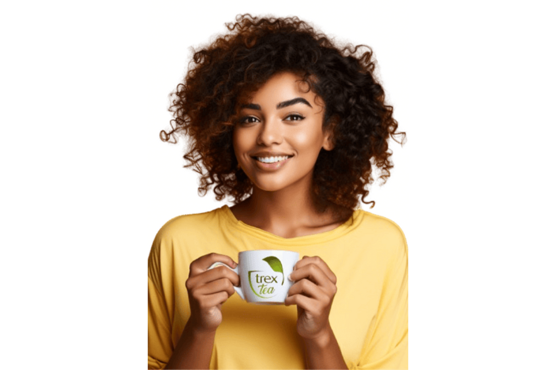 Femme souriante tenant une tasse blanche Trex Tea sur fond jaune, symbolisant l’énergie, la vitalité et le bien-être apportés par le thé minceur Trex Tea.